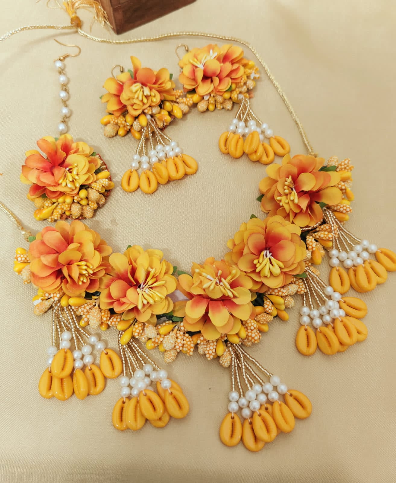 Flower Chokker With Earrings And Tika